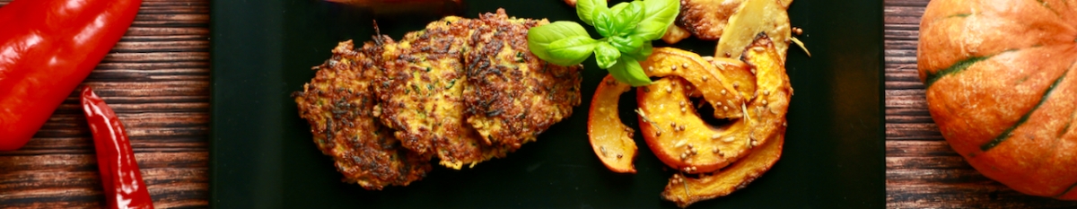 Herbstliche Zucchini-Parmesan-Laibchen mit Paprika-Rahm-Sauce und Ofen-Kürbis